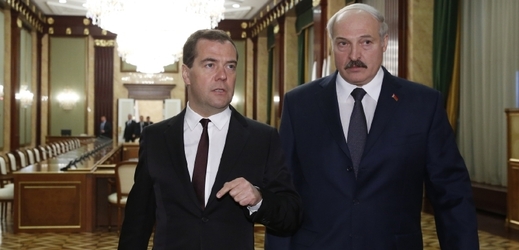 Prezidemnt Lukašenko na návštěvě u ruského premiéra Medveděva 7. května 2015.
