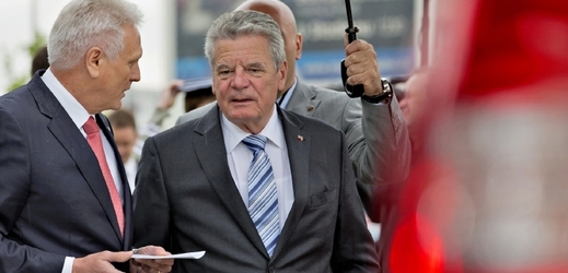 Německy prezident Joachim Gauck na návštěvě v Česku (vpravo).