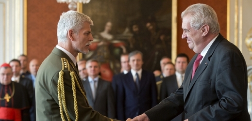 Prezident Miloš Zeman (vpravo) s nově jmenovaným armádním generálem Petrem Pavlem.