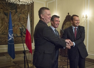 Šéf NATO Rasmussen s polským šéfem diplomacie a obrany.
