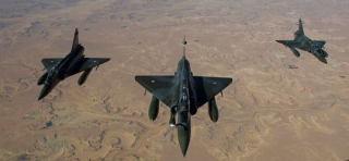 Francouzské letouny nad Saharou.
