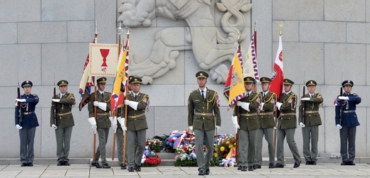 Pietní akt k 69. výročí ukončení druhé světové války se konal 8. května u Národního památníku na Vítkově v Praze.