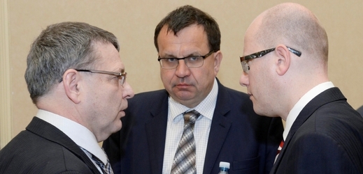 Ministři Lubomír Zaorálek (vlevo), Jan Mládek a premiér Bohuslav Sobotka.