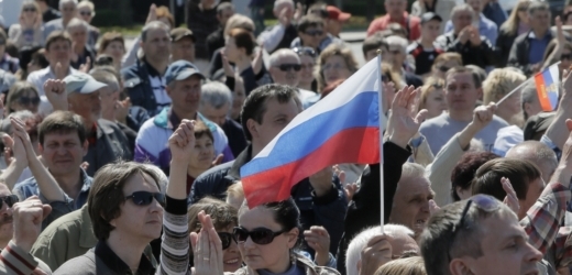 Na pražském Hradčanském náměstí ve čtvrtek demonstrovali přátelé Ruska (ilustrační foto).