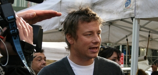 Jamie Oliver bojuje proti nekvalitnímu jídlu, ale teď má sám vroubek.
