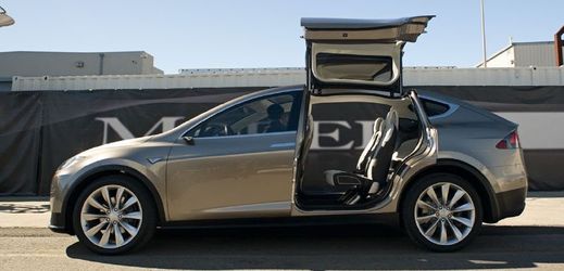 Automobilka Tesla plánuje na příští rok prodej elektrického crossoveru Model X.