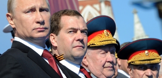 Putin a Medvěděv při přehlídce na Rudém náměstí.