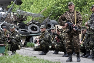 Ukrajinští vojáci v centru Mariupolu.