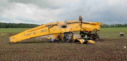 U obce Chvalkovice na Náchodsku se zřítilo práškovací letadlo. Jeho pilot byl se zraněním letecky převezen do nemocnice. 