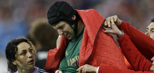 Petr Čech se zranil v úvodním čtvrtfinále Ligy mistrů proti Atlétiku Madrid.