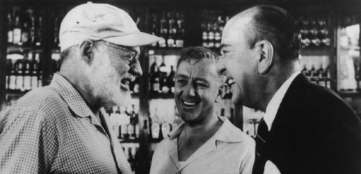 Hemingway s herci při natáčení filmu "Náš člověk v Havaně". 