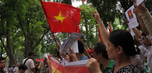 Čínsko-vietnamská roztržka se vyhrotila poté, co Peking v Jihočínském moři počátkem května instaloval těžební plošinu a Hanoj tam vyslala svá plavidla bránit vietnamské zájmy (protest v Hanoji). 