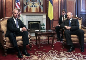Americký viceprezident Biden (vlevo) a ukrajinský prezident Turčynov.