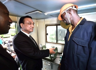 Čínský premiér Li Kche-čchiang na návštěvě v Keni (duben 2014).