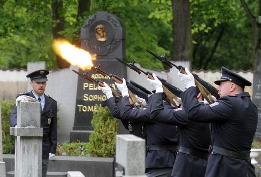 Policisté vypálili na pohřbu na počest kolegyně čestné salvy.