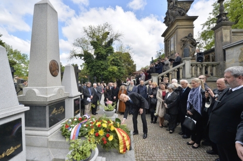 U hrobu Bedřicha Smetany začal v pondělí ráno festival Pražské jaro.