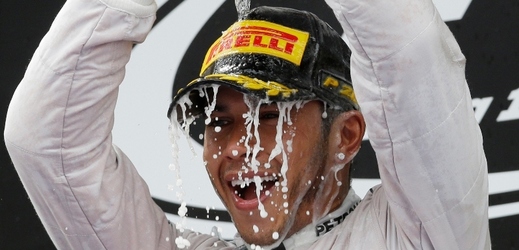 Lewis Hamilton může být spokojený, sázka na Mercedes vyšla na výbornou.