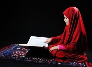 Dívenka se učí, že v islámské společnosti nemá vlastně co pohledávat.