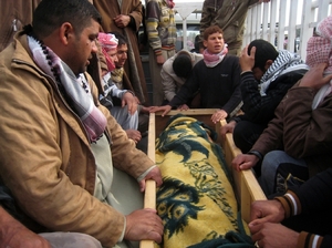 Pohřeb obětí minometného ostřelování Fallúdži.