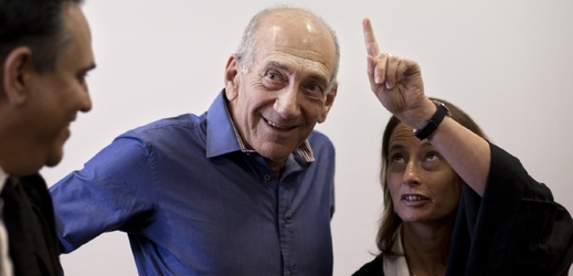 Olmert v soudní síni se svými obhájci.