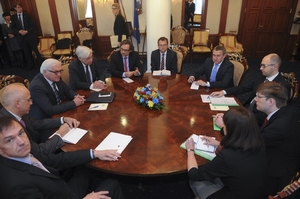 Německý ministr zahraničí Steinmeier (vlevo) jedná na Kyjevě s dočasným premiérem Jaceňukem (vpravo).