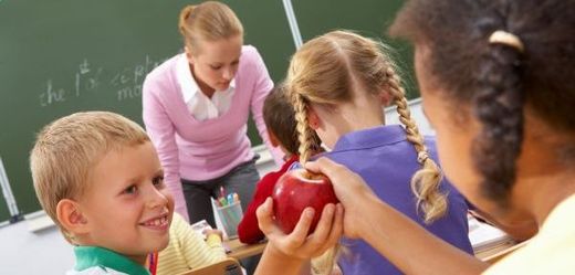 Ministerstvo školství chce, aby se žáci stravovali zdravěji, nabídka automatů a bufetů podle odborníků není vhodná.