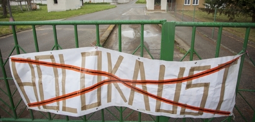 Na bránu vepřína v Letech u Písku umístili aktivisté ceduli s přeškrtnutým nápisem HOLOKAUST.