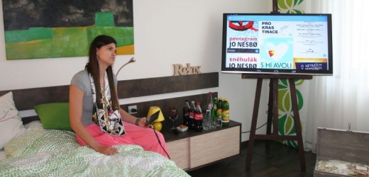 Ložnice podle Googlu. Bez knihovny, ale zato s připojením do on-line knižního obchodu.