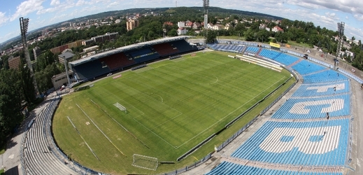 Snížením kapacity až o osm tisíc míst podmiňuje komise pro stadiony a hrací plochy FAČR udělení profesionální licence ostravskému fotbalovému stadionu na Bazalech pro příští sezonu. 