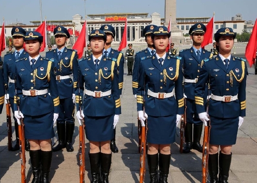 Namísto turkmenského prezidenta se čínská média zajímala více o první domácí častné gardistky.