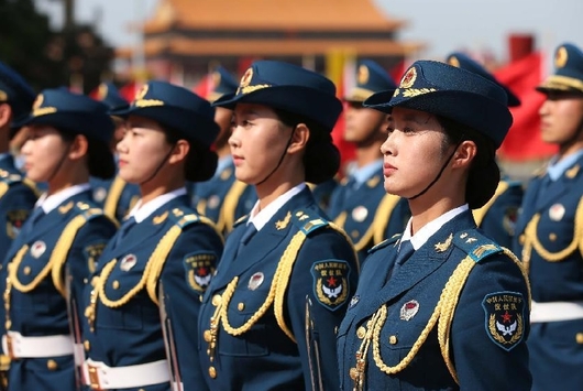 První ženy v čestné gardě čínské armády.