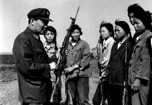 Nábor prvních vojaček do čínské lidové armády.