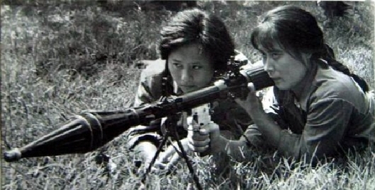 Výcvik čínských vojaček v 80. letech 20. století.
