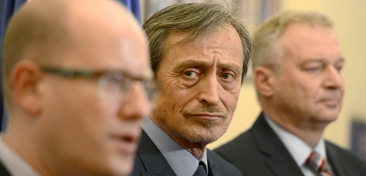 Zleva: premiér Bohuslav Sobotka, ministr obrany Martin Stropnický a Vlastimil Picek.