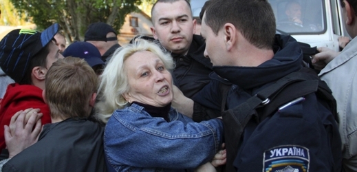 Proruští aktivisté při potyčce s policisty. Mariupol, Ukrajina.