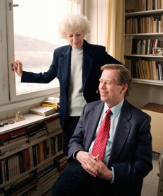 Olga Havlová s manželem Václavem Havlem (1993).