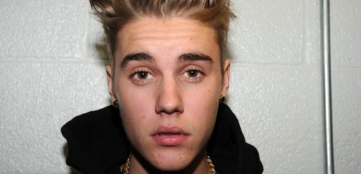 Bieber byl obviněn z pokusu o loupež.