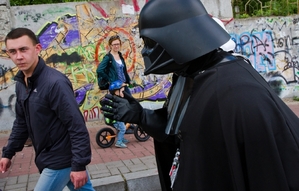 Darth Vader při volební kampani v okolí Kyjeva. Chce se stát jeho starostou.