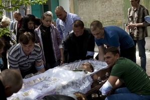Na jihovýchodě Ukrajiny pohřbívají svého spolubojovníka proti Kyjevu.