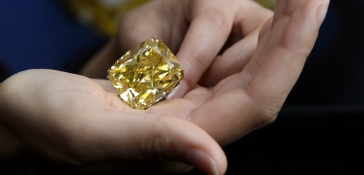 Vzácný žlutý diamant se vydražil v přepočtu za 326 milionů korun.