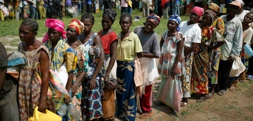 "Vnitřní" uprchlíci čekající na humanitární pomoc ve Středoafrické republice.