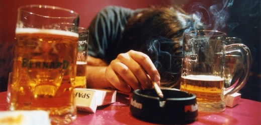Po jednotném balení cigaret bude na řadě alkohol (ilustrační foto)?