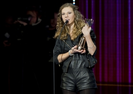 Cenu Akademie populární hudby Anděl za rok 2013 v kategorii Objev roku získala 14. května v Praze zpěvačka Lenny.