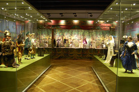 Noc v muzeu lze strávit i mezi loutkami (záběr z chrudimského Muzea loutkářských kultur).