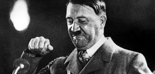 Hitler při jednom ze svých projevů.