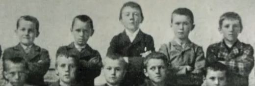 Adolf na základní škole (uprostřed).
