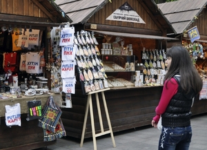 Stánky na Rynku ve Lvově, slušný výběr suvenýrů proti Rusku a Putinovi.