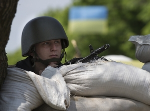 Ukrajinský voják na kontrolním stanovišti u Kramatorsku.