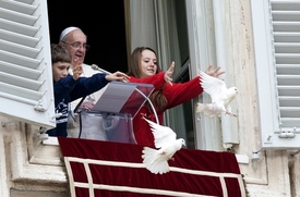 Papež František vypouštějící letku vatikánských dronů.