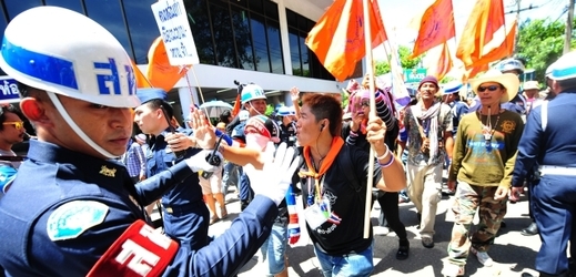 Protivládní demonstranti se dobývají do sídla vojenského letectva, kde jednal premiér Niváttumrong Búnsongpajsan.